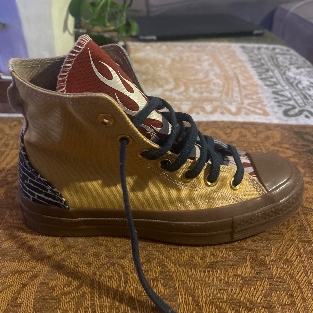 Converse - Picture 2 of 3